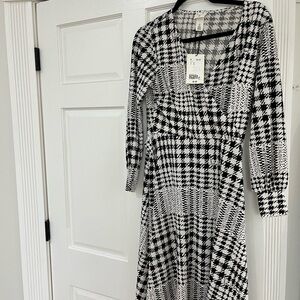 H&M Black and White Long Sleeve Dress